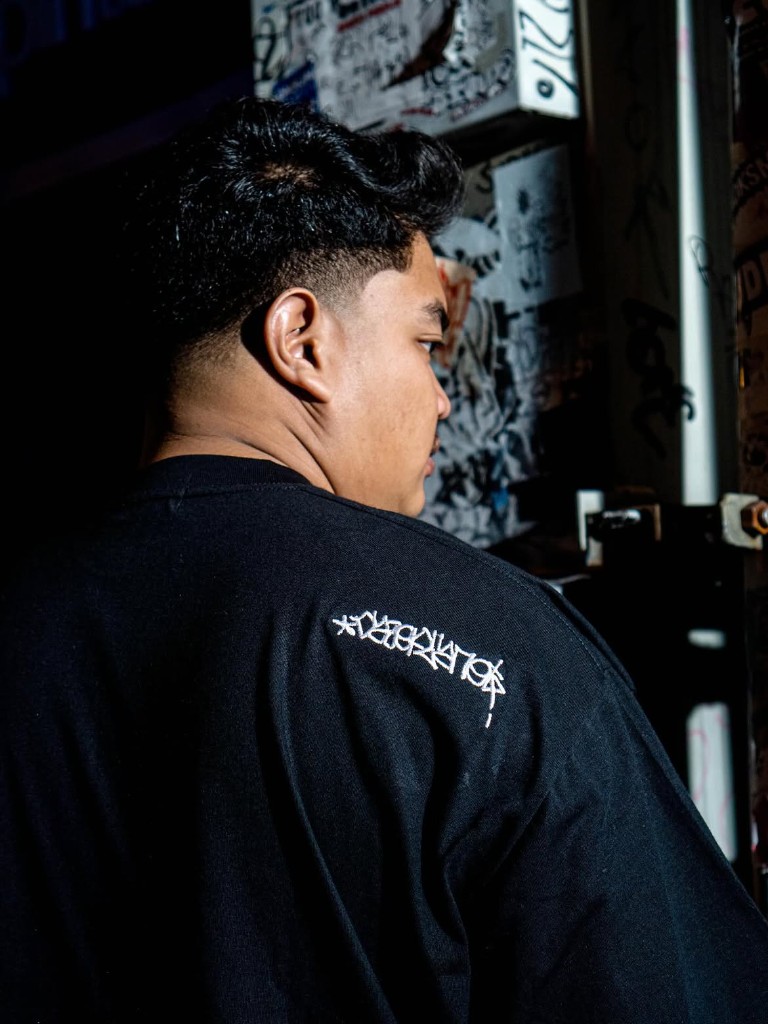 DAZE Planet Black Tee — detail bahu lookbook